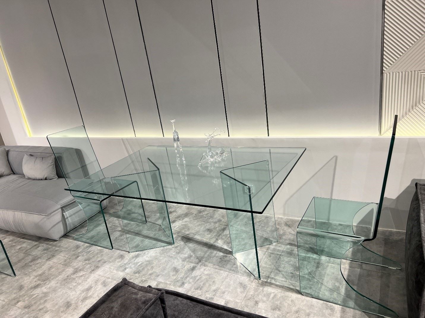نوآوری در خانه با میز نهارخوری شیشه‌ای از شرکت اطلس